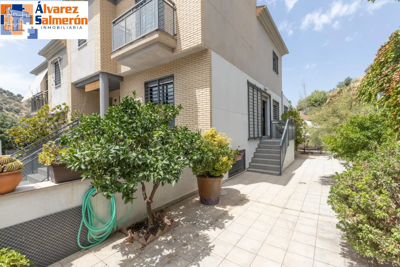 Vista exterior de Casa adosada en venta en Granada con Aire acondicionado, Calefacción y Balcón