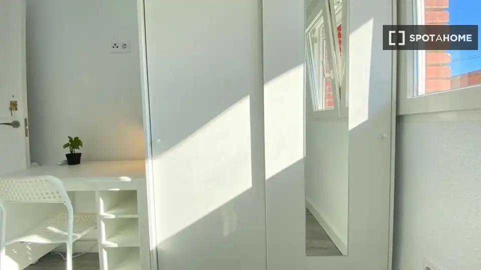 Habitación de Piso de alquiler en Madrid con Aire acondicionado, Calefacción y Amueblado