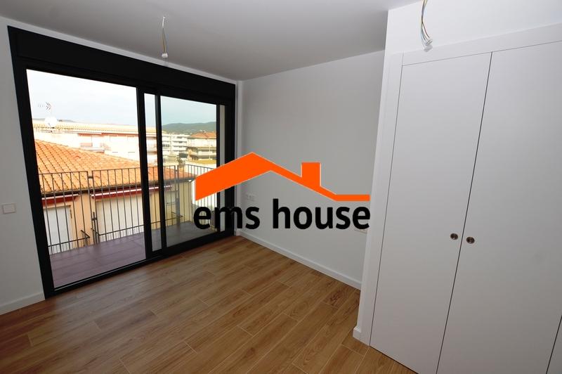 Photo 1 of Flat for sale in Passeig de Josep Mundet, 9