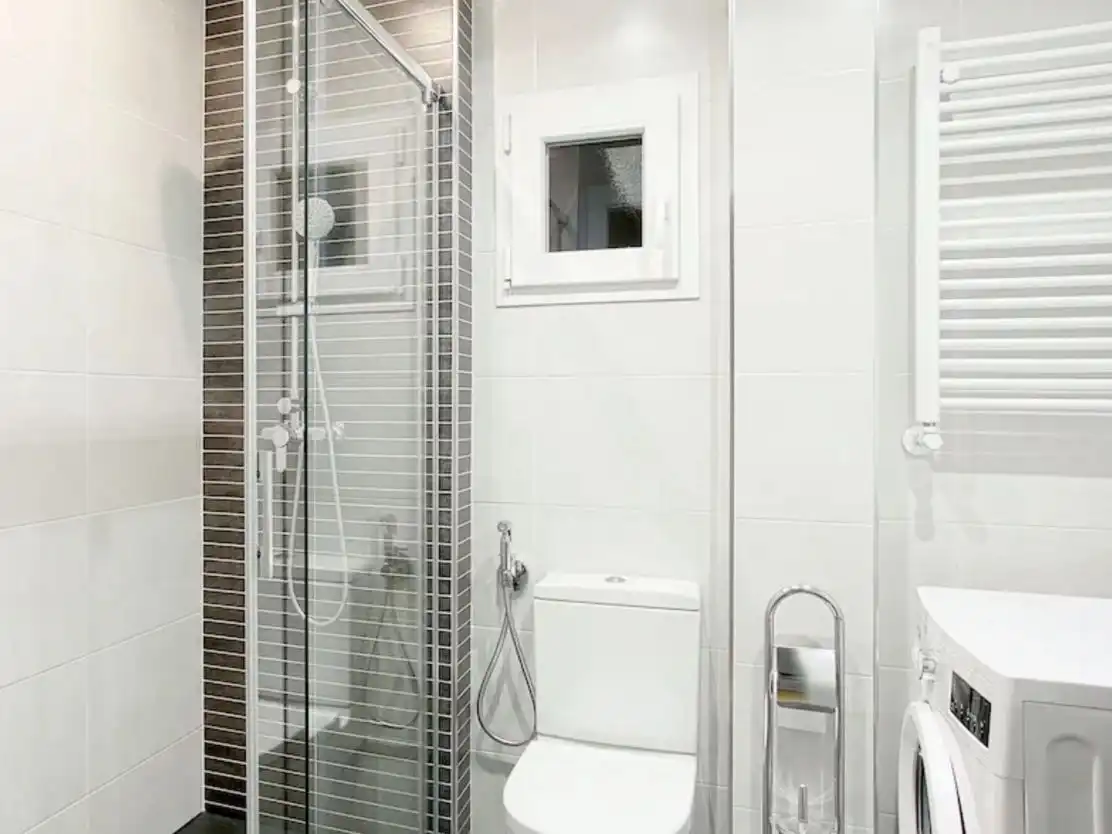 Badezimmer von Wohnungen zur Miete in Marbella mit Klimaanlage, Parkett und Möbliert