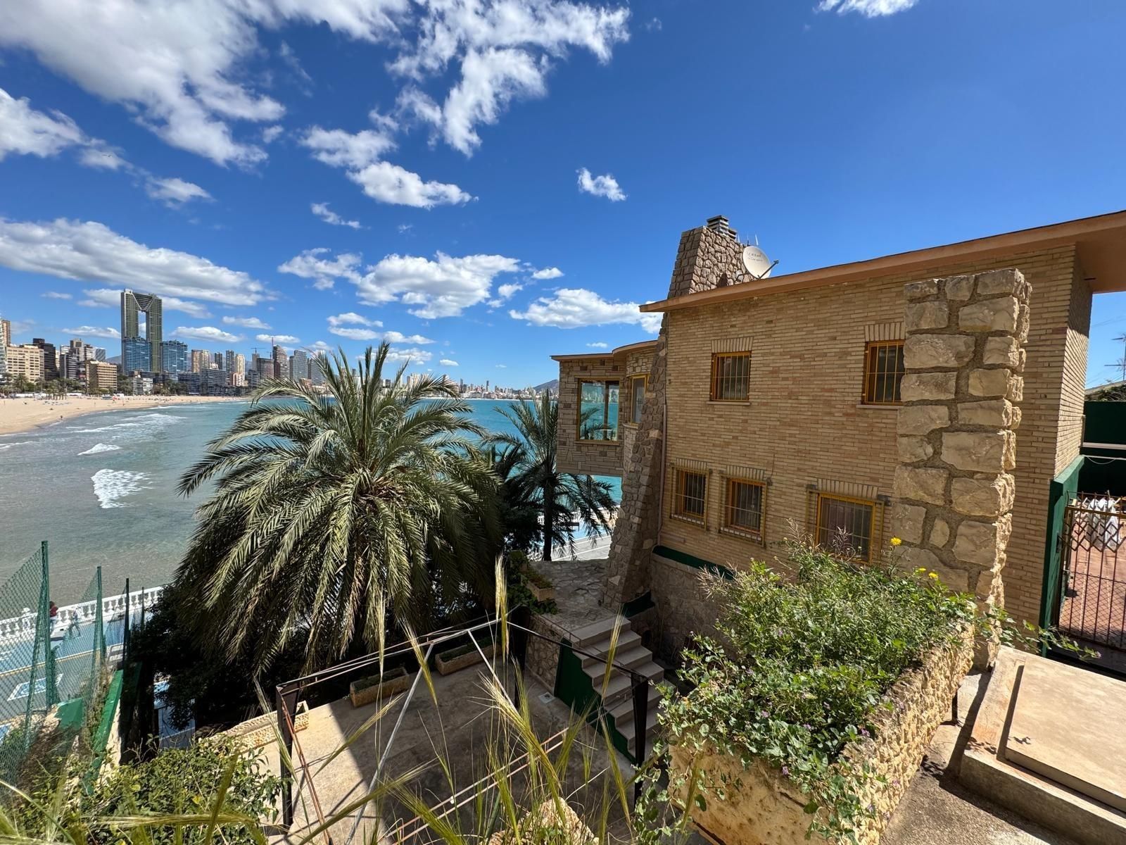 Vista exterior de Casa o xalet en venda en Benidorm amb Aire condicionat, Calefacció i Jardí privat