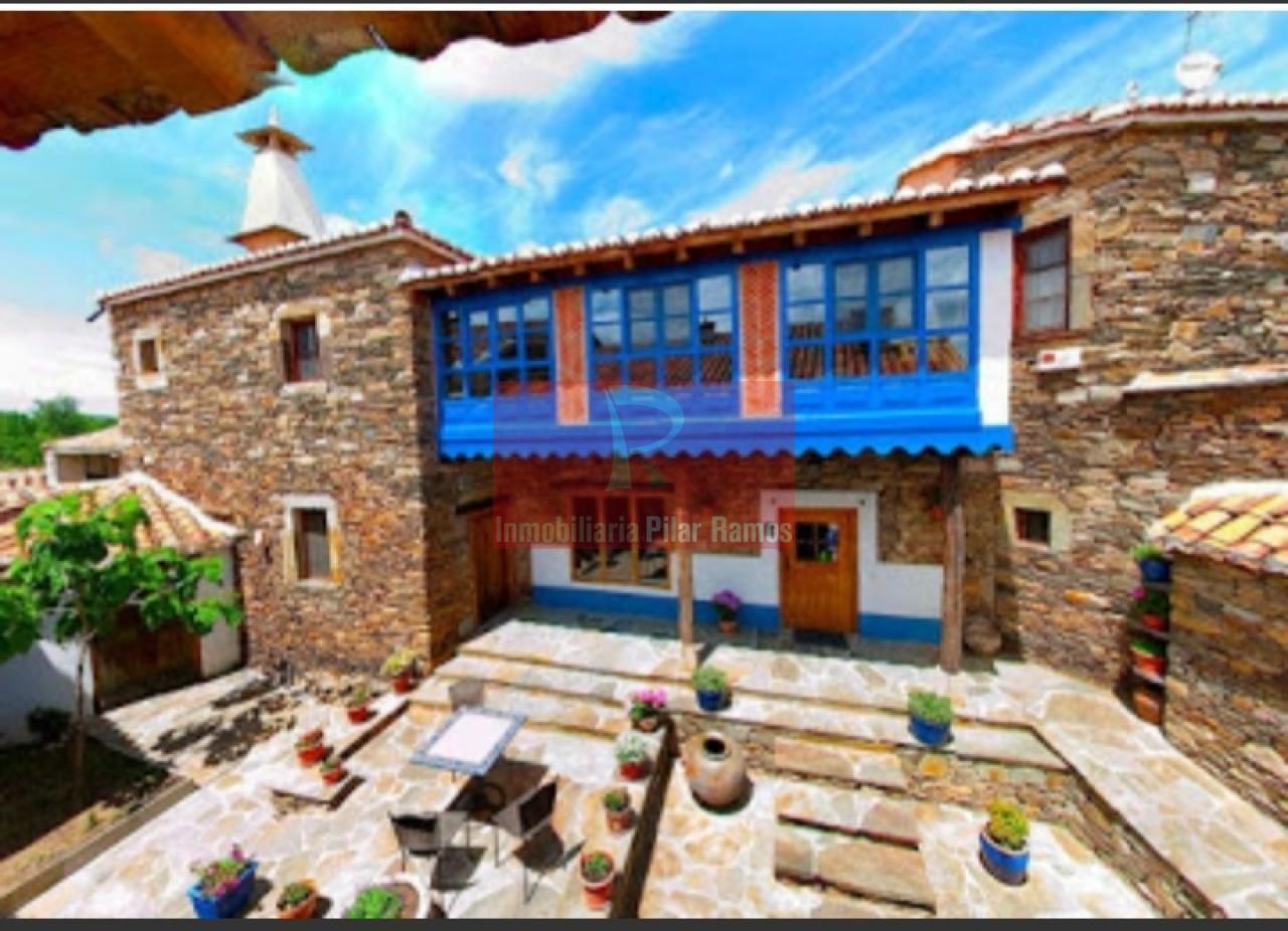 Vista exterior de Casa o xalet en venda en Santiago Millas amb Jardí privat i Moblat