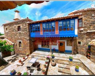 Vista exterior de Casa o xalet en venda en Santiago Millas amb Jardí privat i Moblat