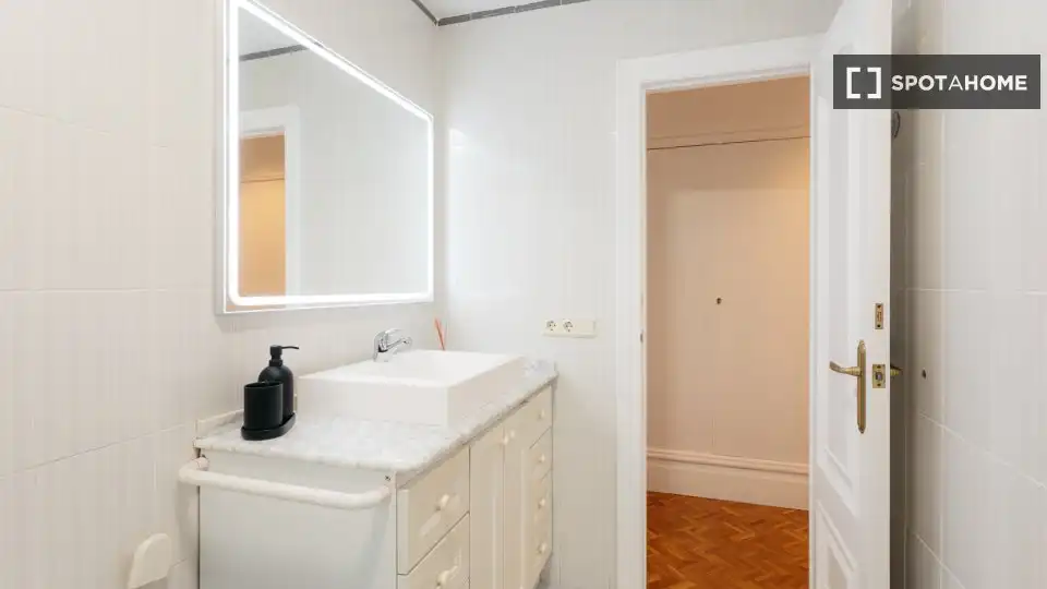 Bathroom of Flat for rent in Valencia  with Air Conditioner, Heating and Furnished