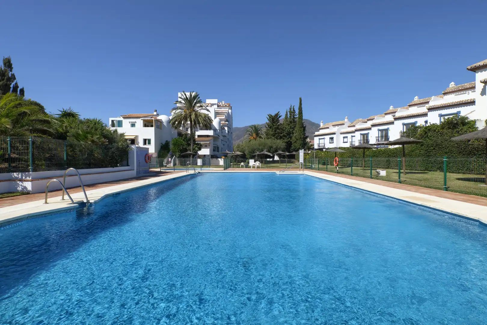 Jardín de Ático en venta en Estepona con Aire acondicionado, Calefacción y Jardín privado