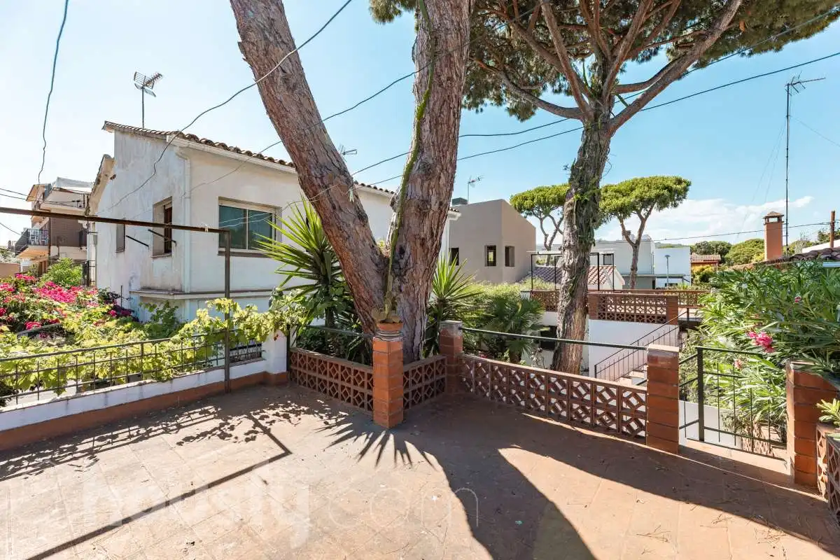 Vista exterior de Casa o xalet en venda en Castelldefels amb Jardí privat, Terrassa i Traster