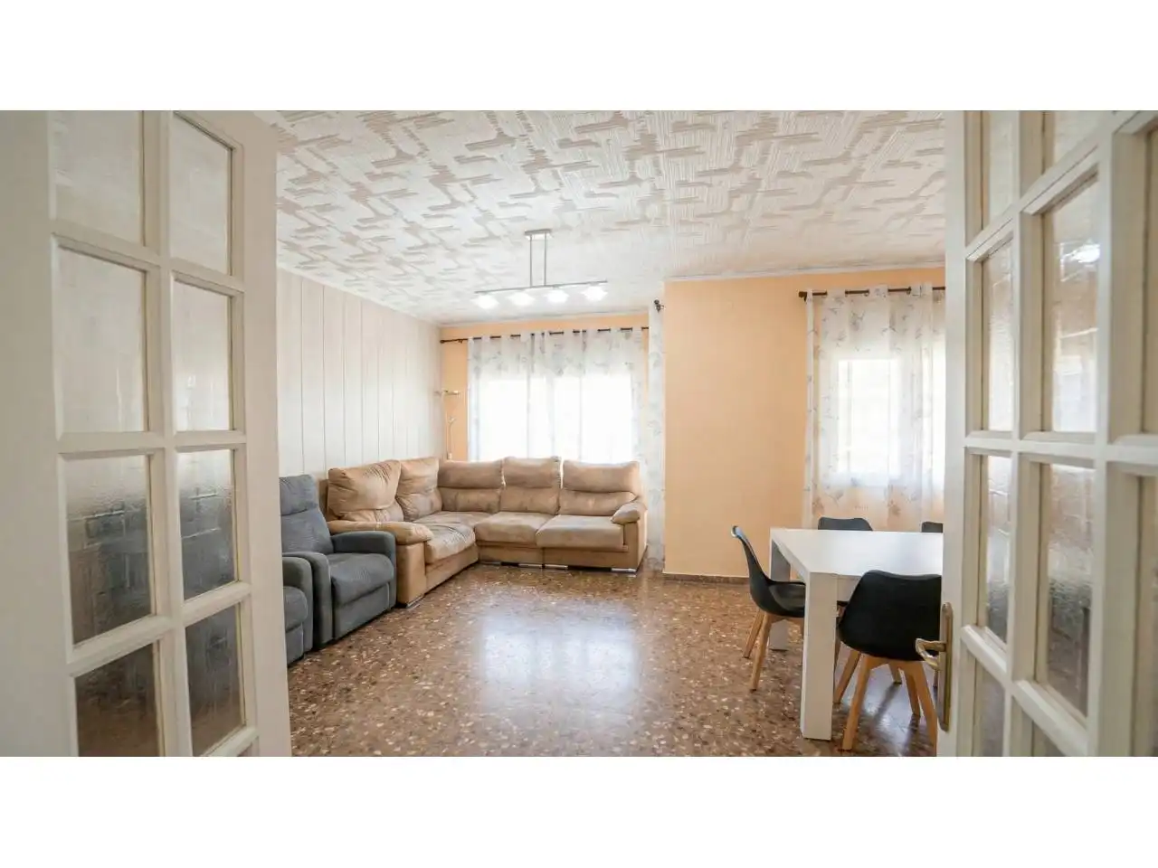 Sala de estar de Casa adosada en venta en Ripollet con Aire acondicionado, Calefacción y Jardín privado
