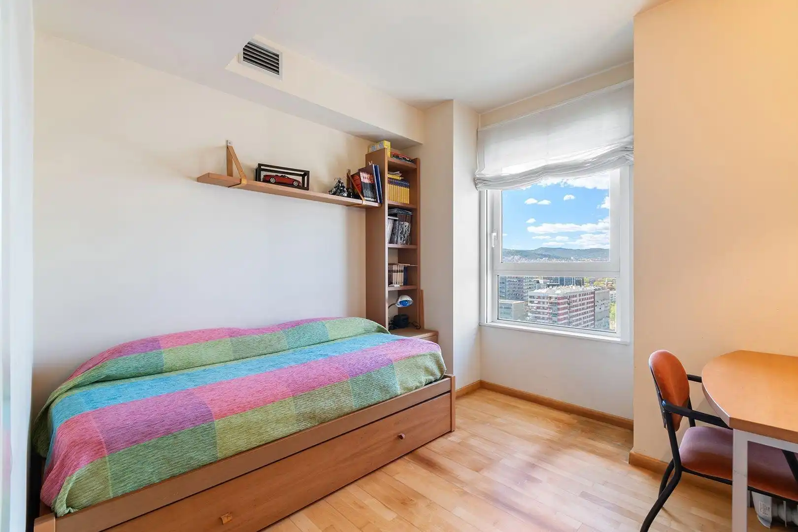 Schlafzimmer von Maisonette zum Verkauf in Barcelona mit Klimaanlage, Heizung und Privatgarten