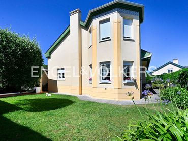 Casa con jardín en venta en Av playa San Juan de la Canal