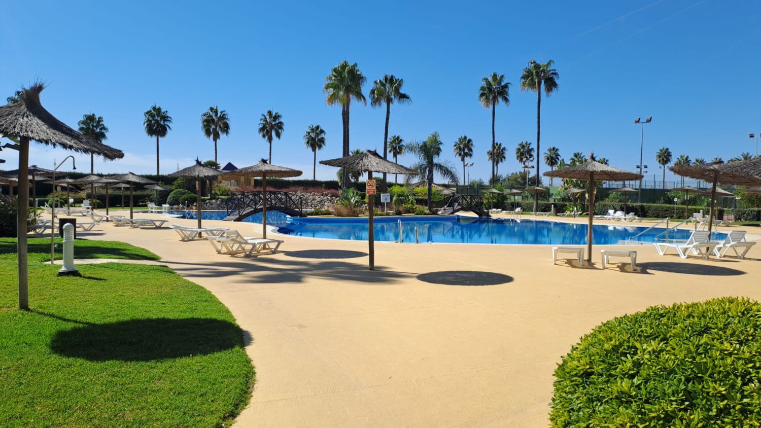 Piscina de Apartament en venda en Islantilla amb Aire condicionat, Calefacció i Terrassa