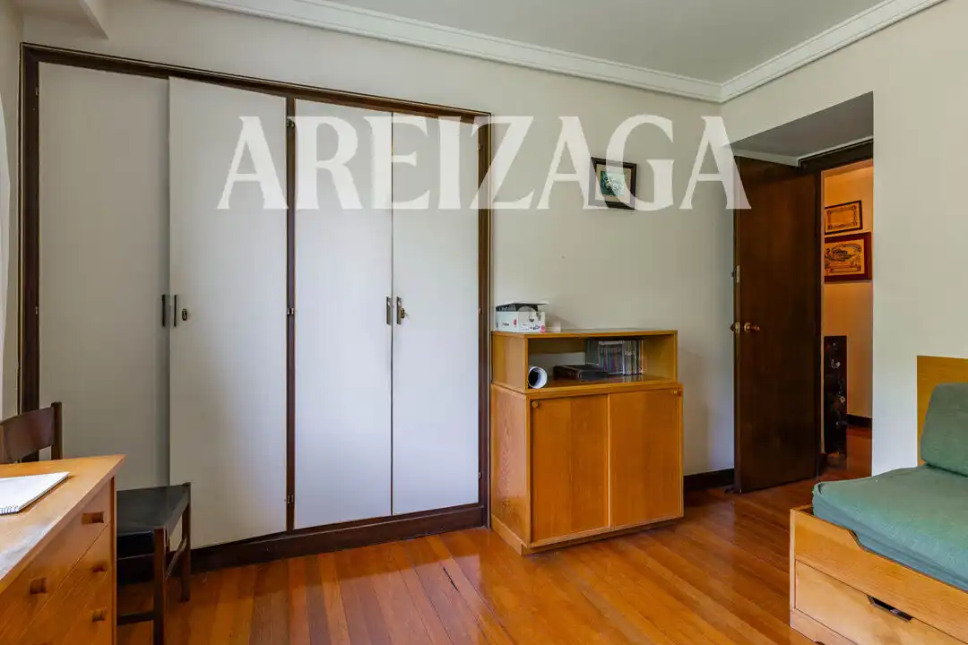 Habitación de Piso en venta en Donostia - San Sebastián  con Calefacción, Terraza y Trastero