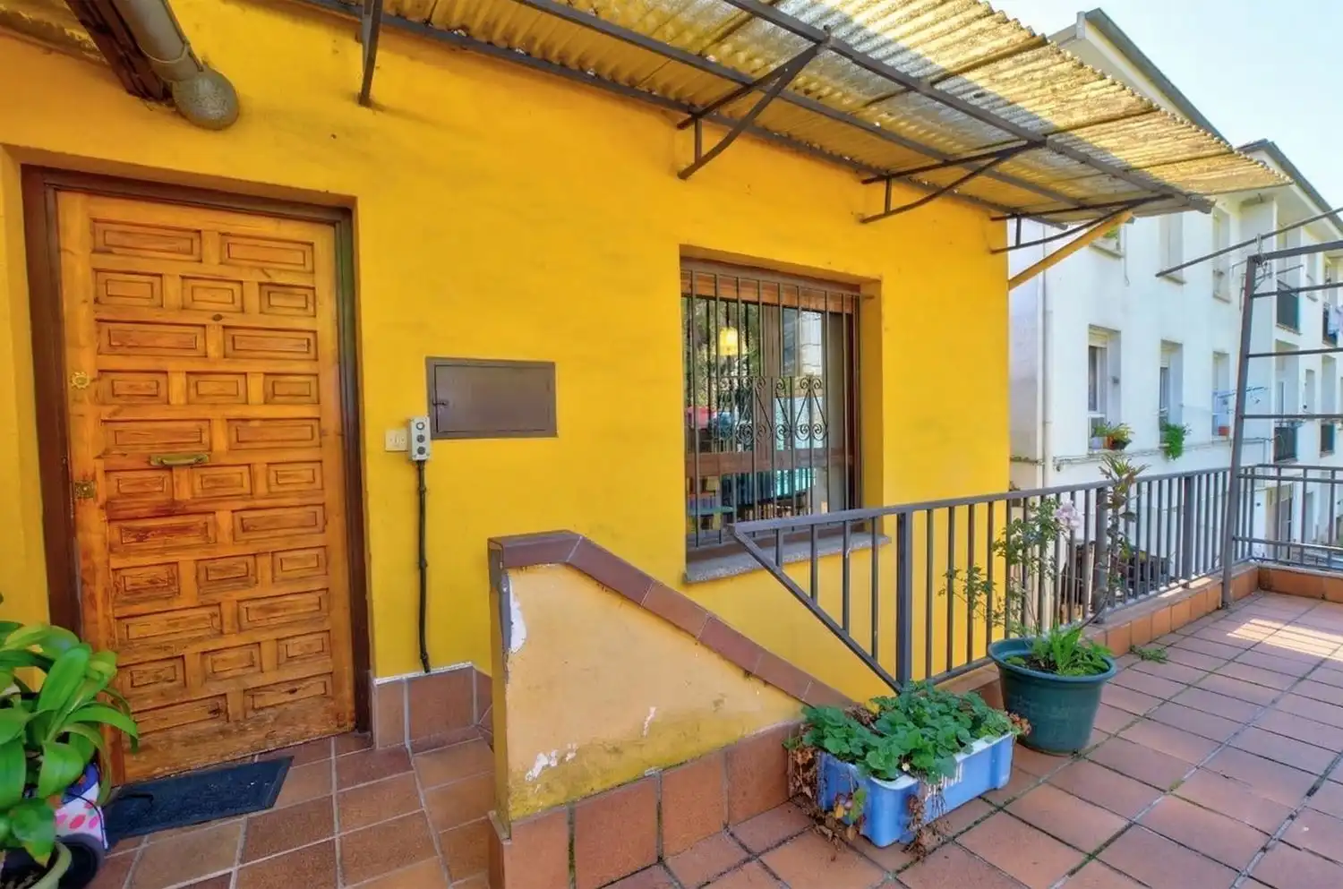 Vista exterior de Casa o xalet en venda en Lena amb Calefacció, Terrassa i Traster