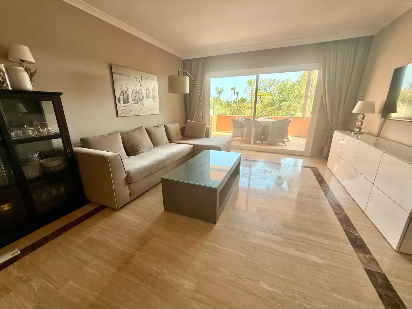 Sala d'estar de Apartament de lloguer en Marbella amb Aire condicionat, Terrassa i Piscina