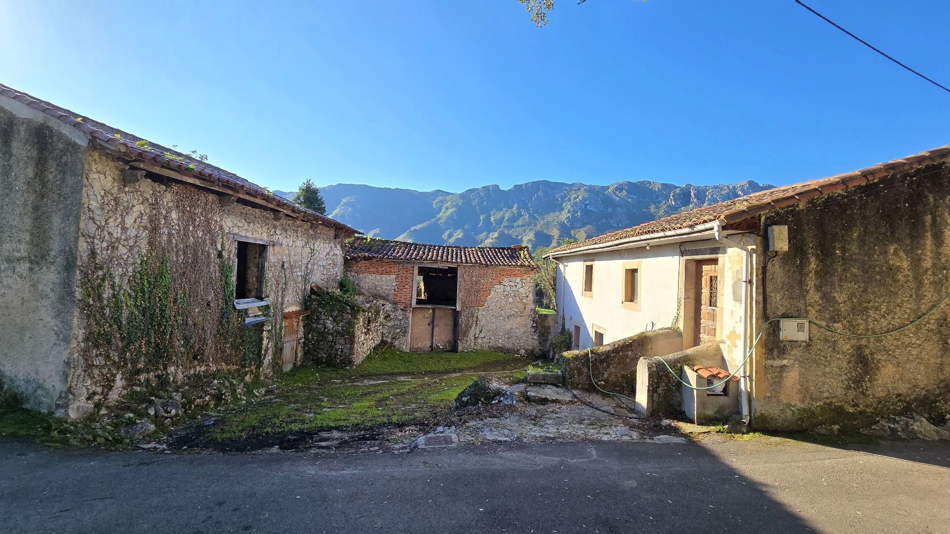 Vista exterior de Finca rústica en venda en Llanes amb Jardí privat
