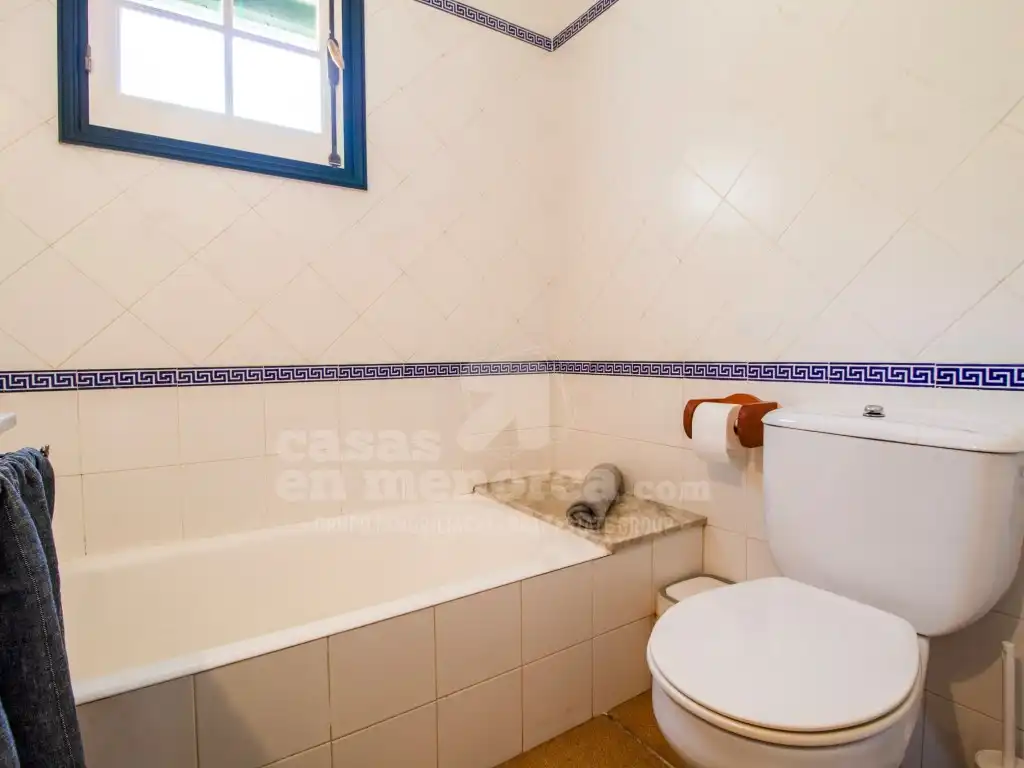 Baño de Finca rústica en venta en Es Castell con Aire acondicionado, Terraza y Piscina