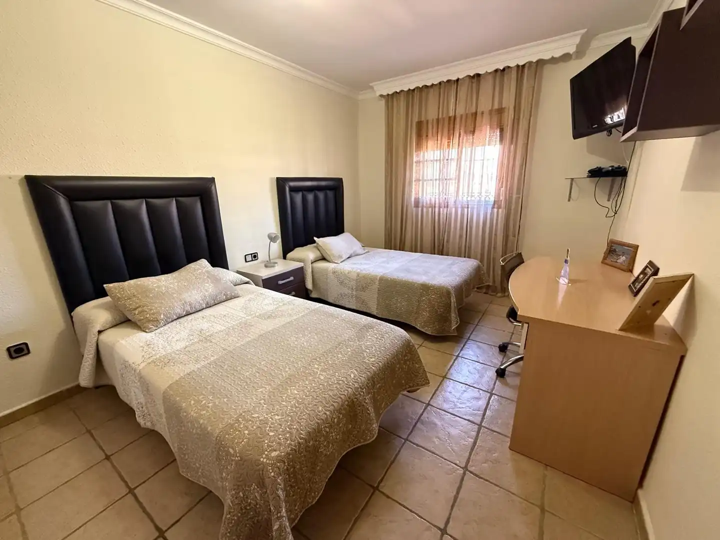 Dormitori de Casa o xalet en venda en La Línea de la Concepción amb Aire condicionat, Jardí privat i Traster