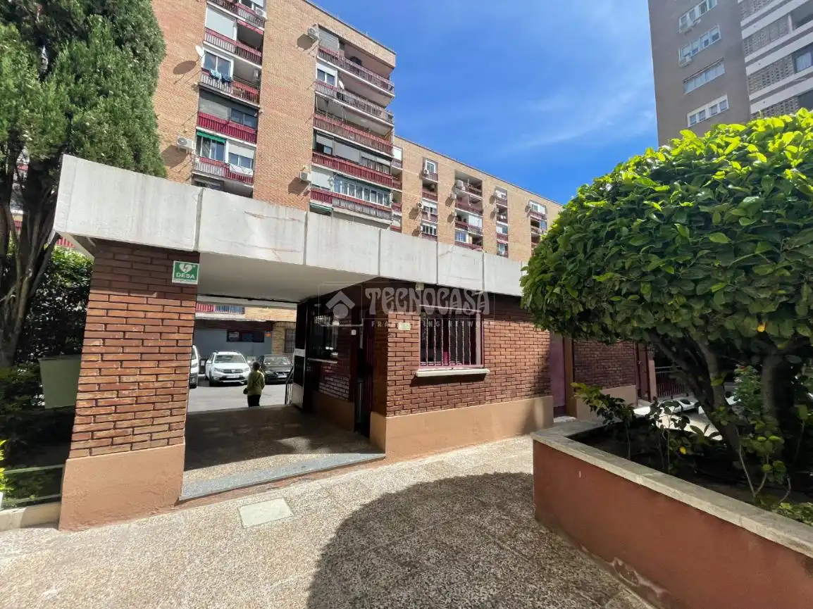 Vista exterior de Pis en venda en Madrid amb Calefacció