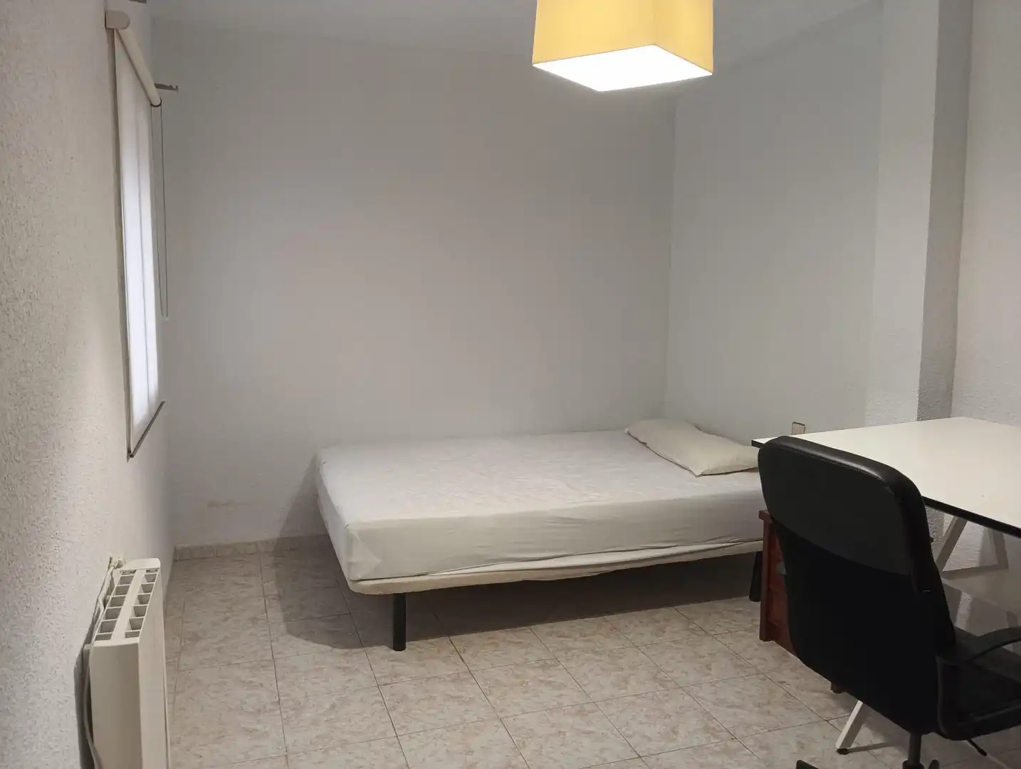 Dormitori de Apartament de lloguer en Cáceres amb Calefacció i Traster