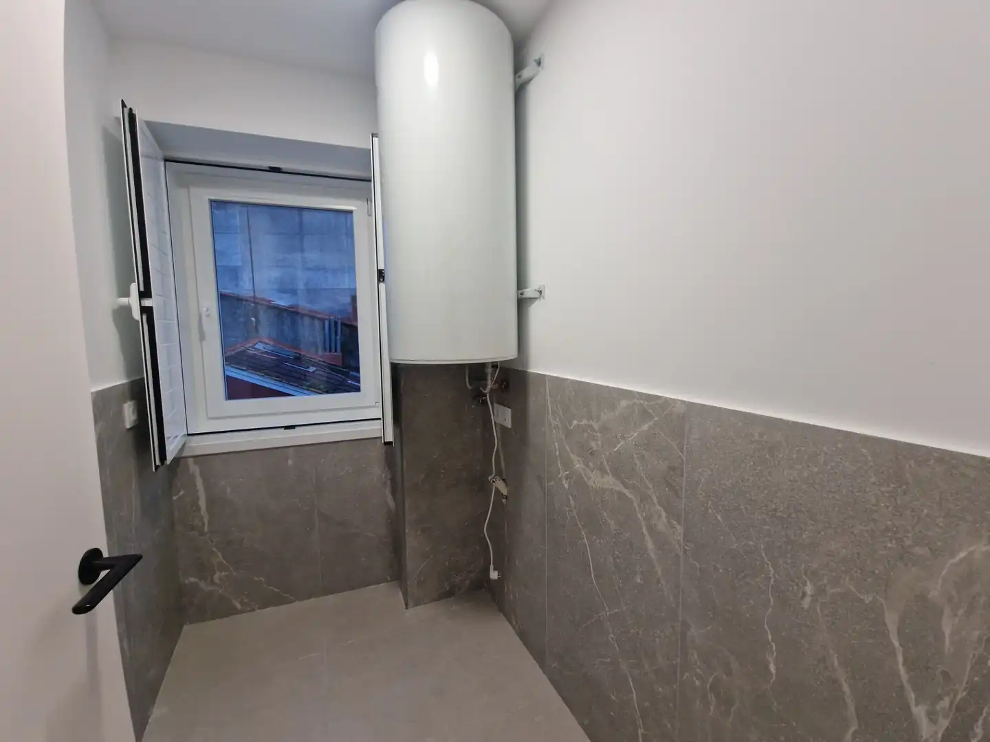 Badezimmer von Dachboden zum Verkauf in A Coruña Capital  mit Heizung, Ofen und Waschmaschine