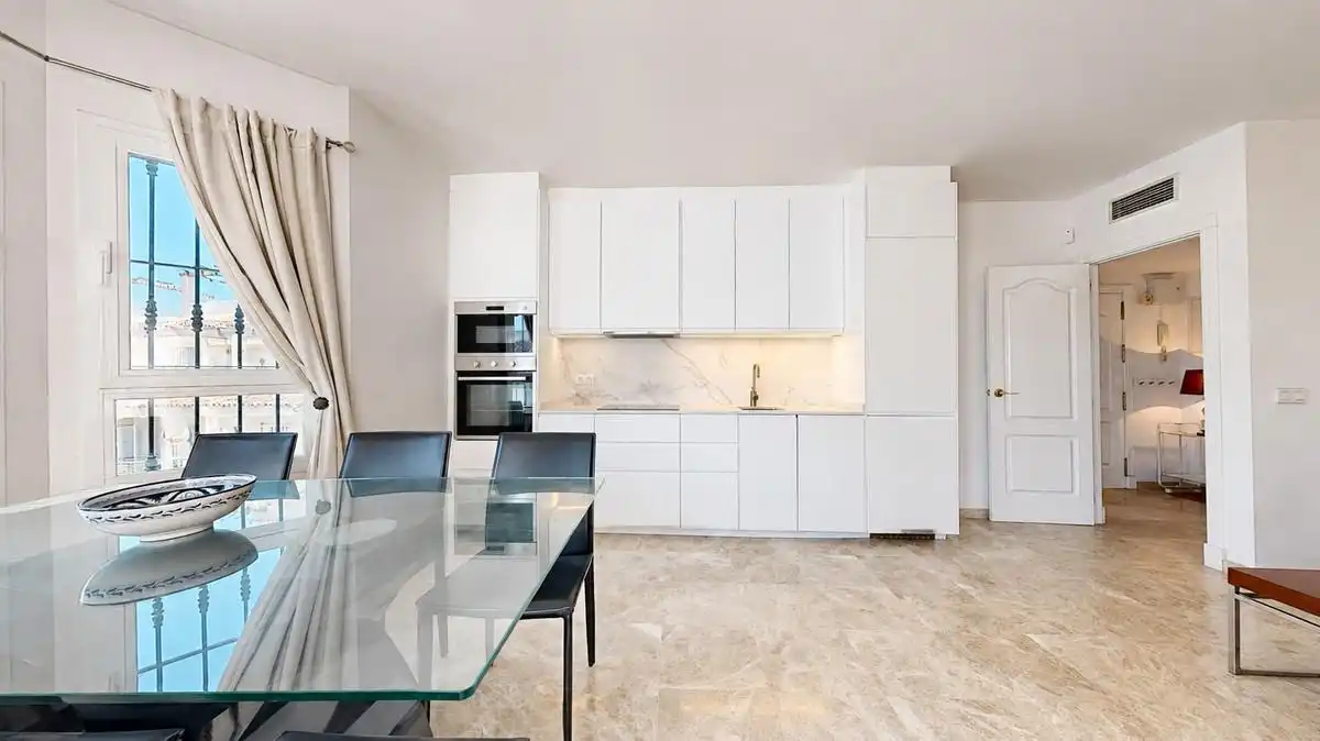 Cuina de Àtic en venda en Marbella amb Aire condicionat, Jardí privat i Terrassa