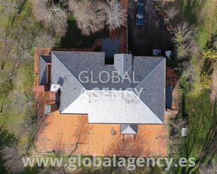 Vista exterior de Finca rústica en venda en San Lorenzo de El Escorial amb Aire condicionat, Jardí privat i Parquet