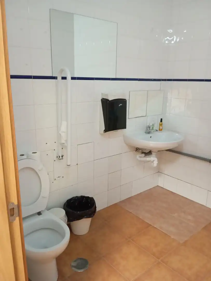 Baño de Oficina de alquiler en Oviedo  con Calefacción