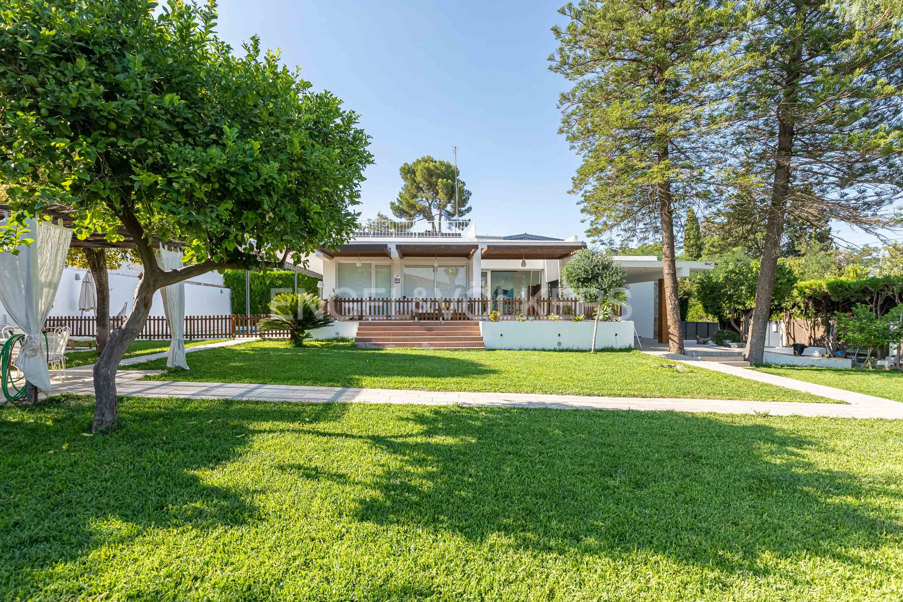 Jardí de Casa o xalet en venda en Tomares amb Aire condicionat, Calefacció i Jardí privat
