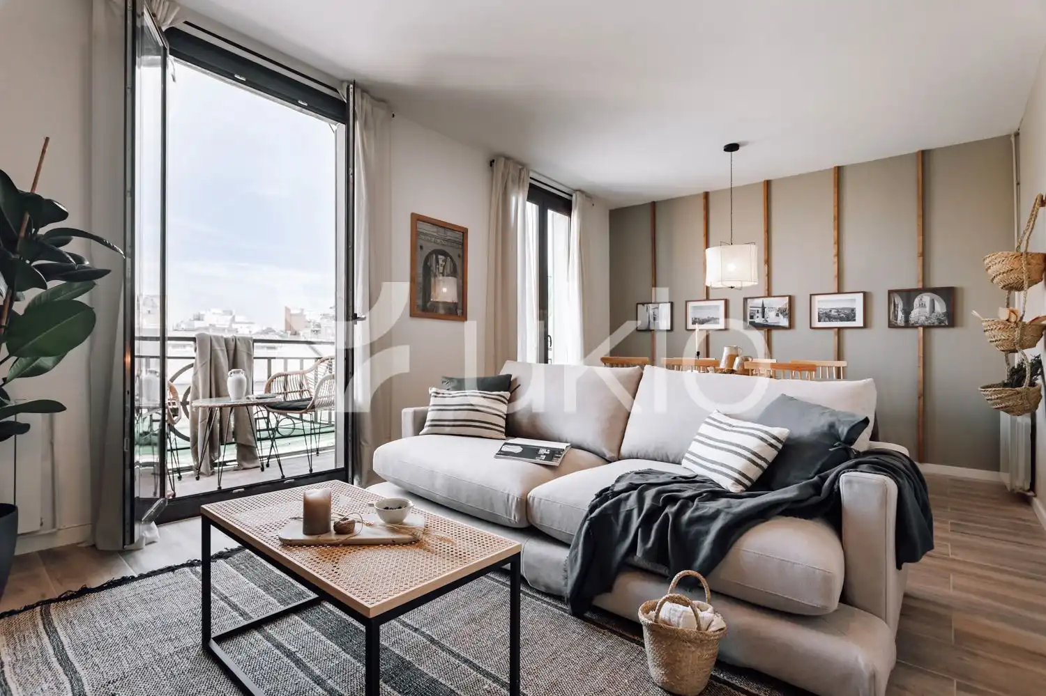 Apartment with terrace to rent in Carrer de Villarroel