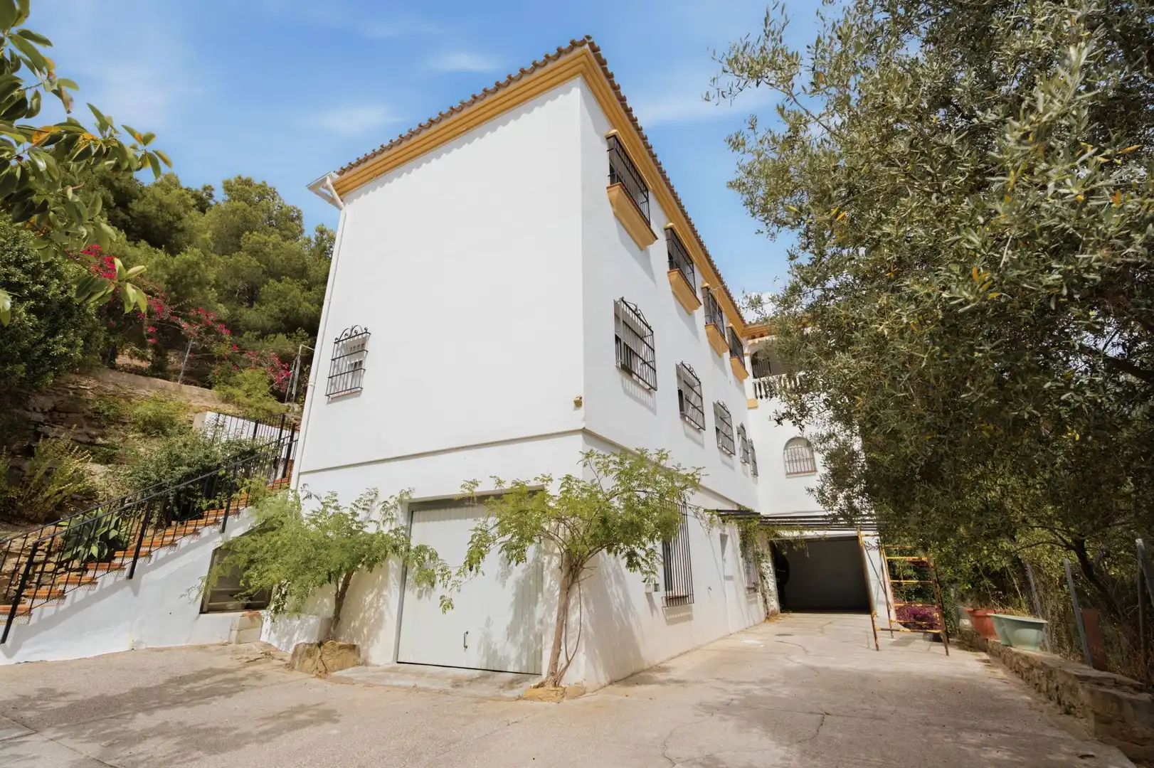 Außenansicht von Country house zum Verkauf in Málaga mit Terrasse und Balkon
