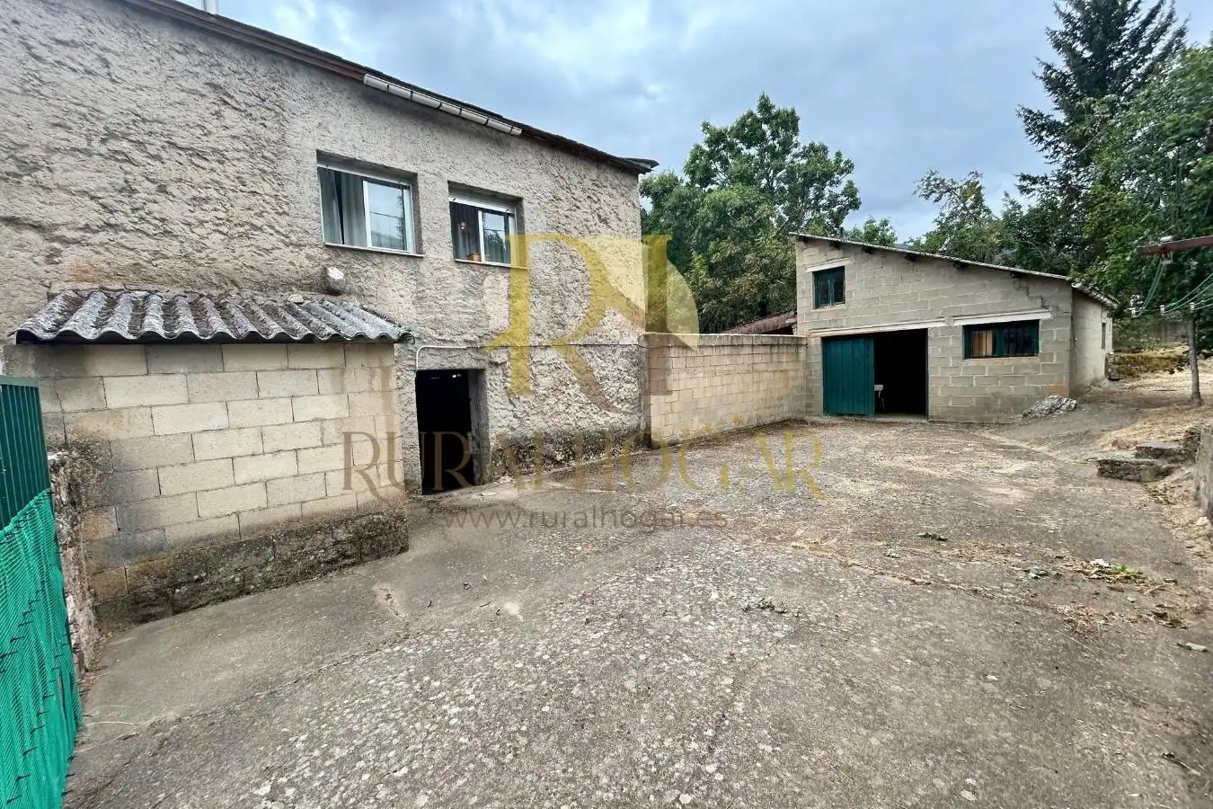 Vista exterior de Casa adosada en venta en Cabrillanes con Calefacción, Jardín privado y Amueblado