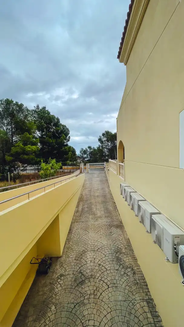 Vista exterior de Casa adosada en venda en La Nucia amb Aire condicionat, Jardí privat i Terrassa