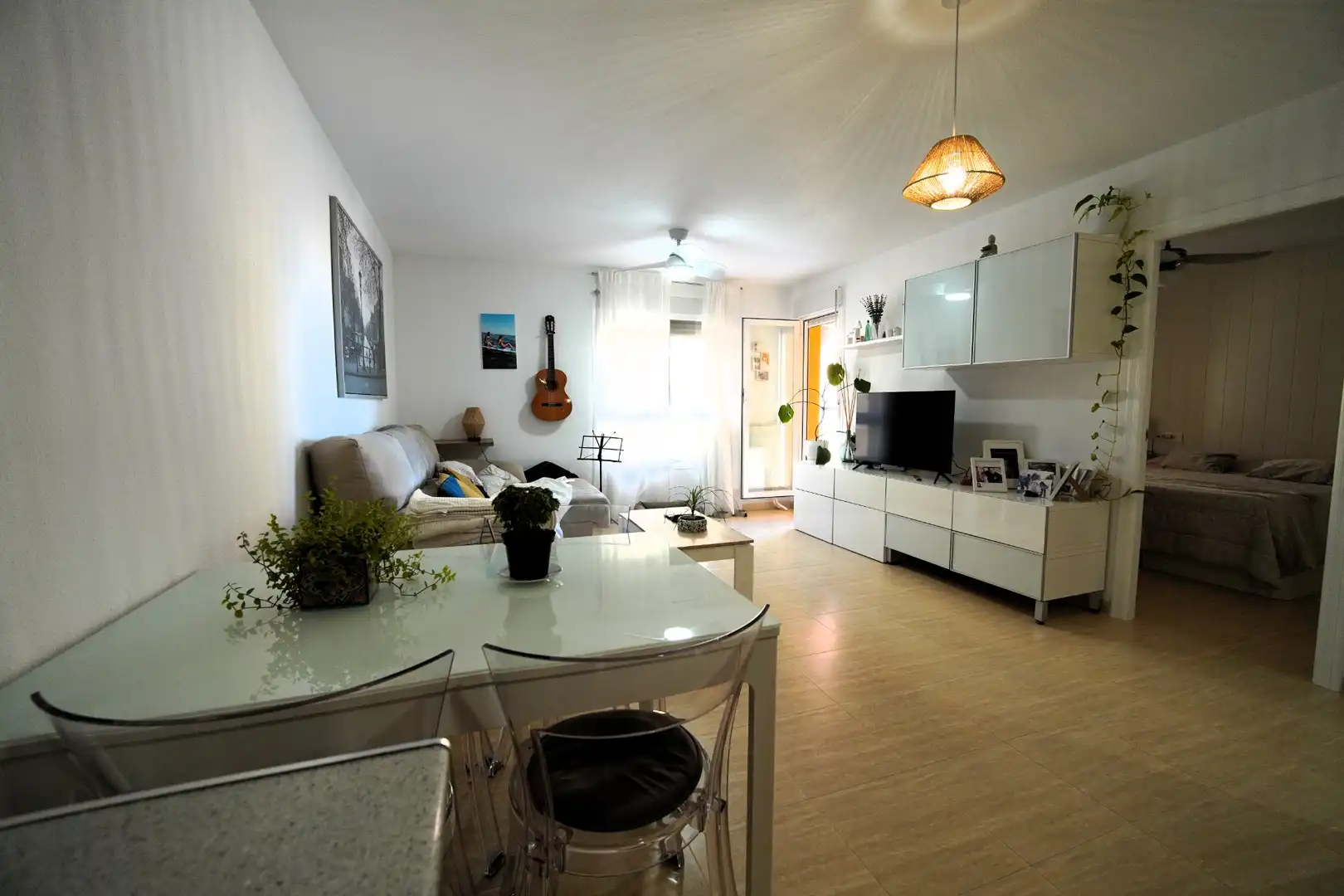 Sala de estar de Apartamento en venta en Roquetas de Mar con Terraza y Piscina comunitaria