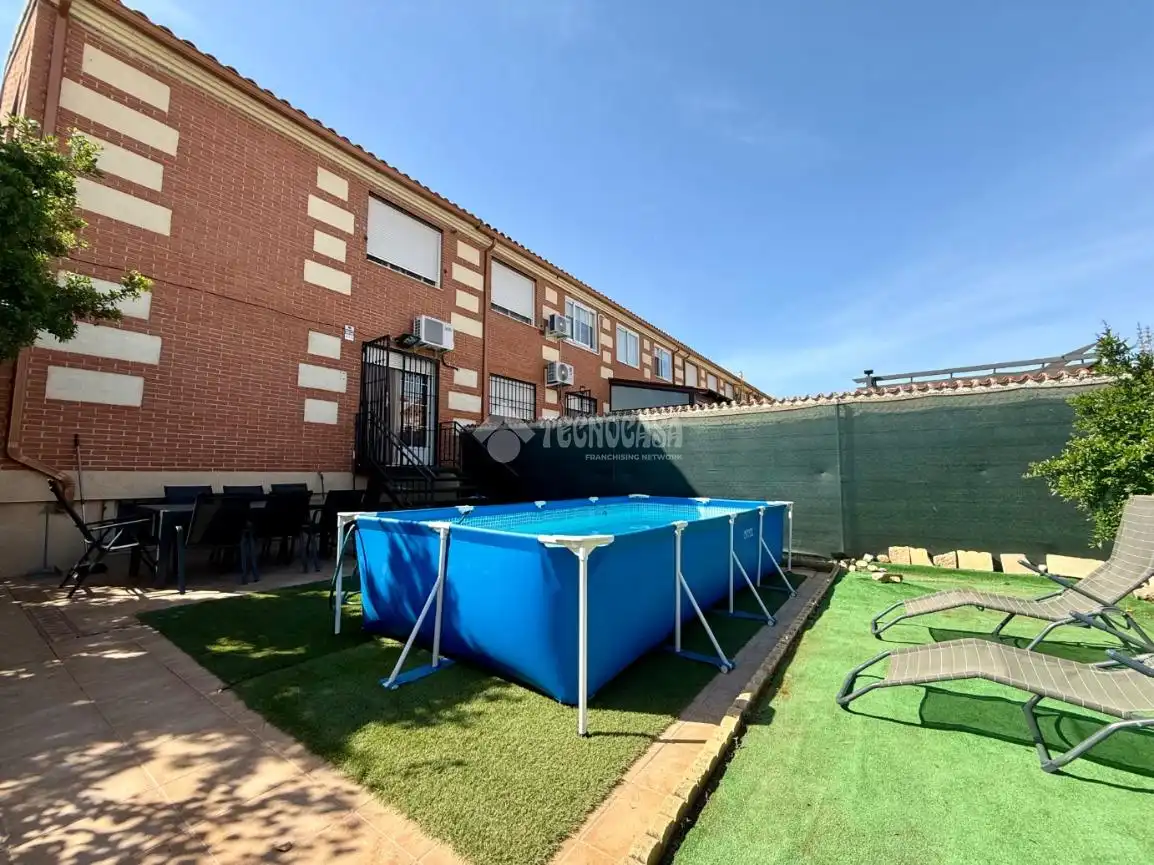 Piscina de Casa adosada en venta en Alovera con Aire acondicionado