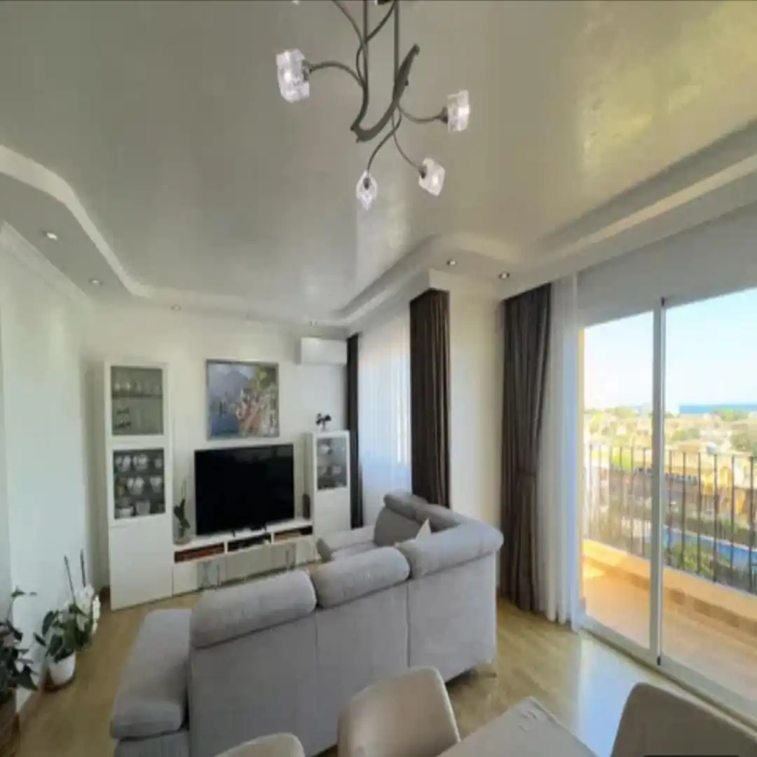 Sala d'estar de Àtic en venda en Estepona amb Aire condicionat, Terrassa i Traster