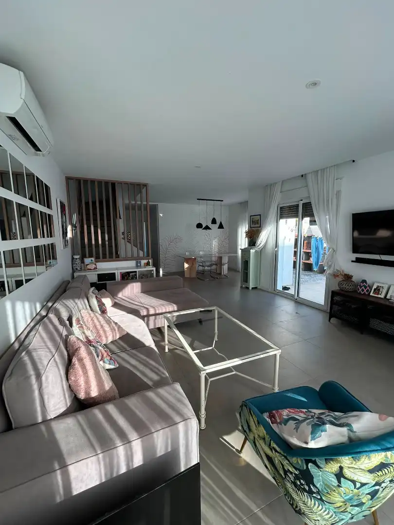 Sala de estar de Casa adosada en venta en Bormujos con Aire acondicionado, Jardín privado y Terraza