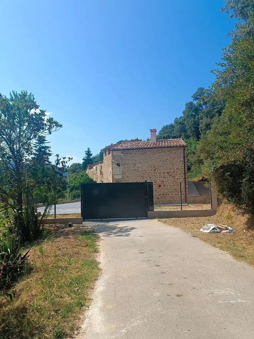 Vista exterior de Casa o xalet de lloguer en Sant Aniol de Finestres amb Aire condicionat, Calefacció i Jardí privat