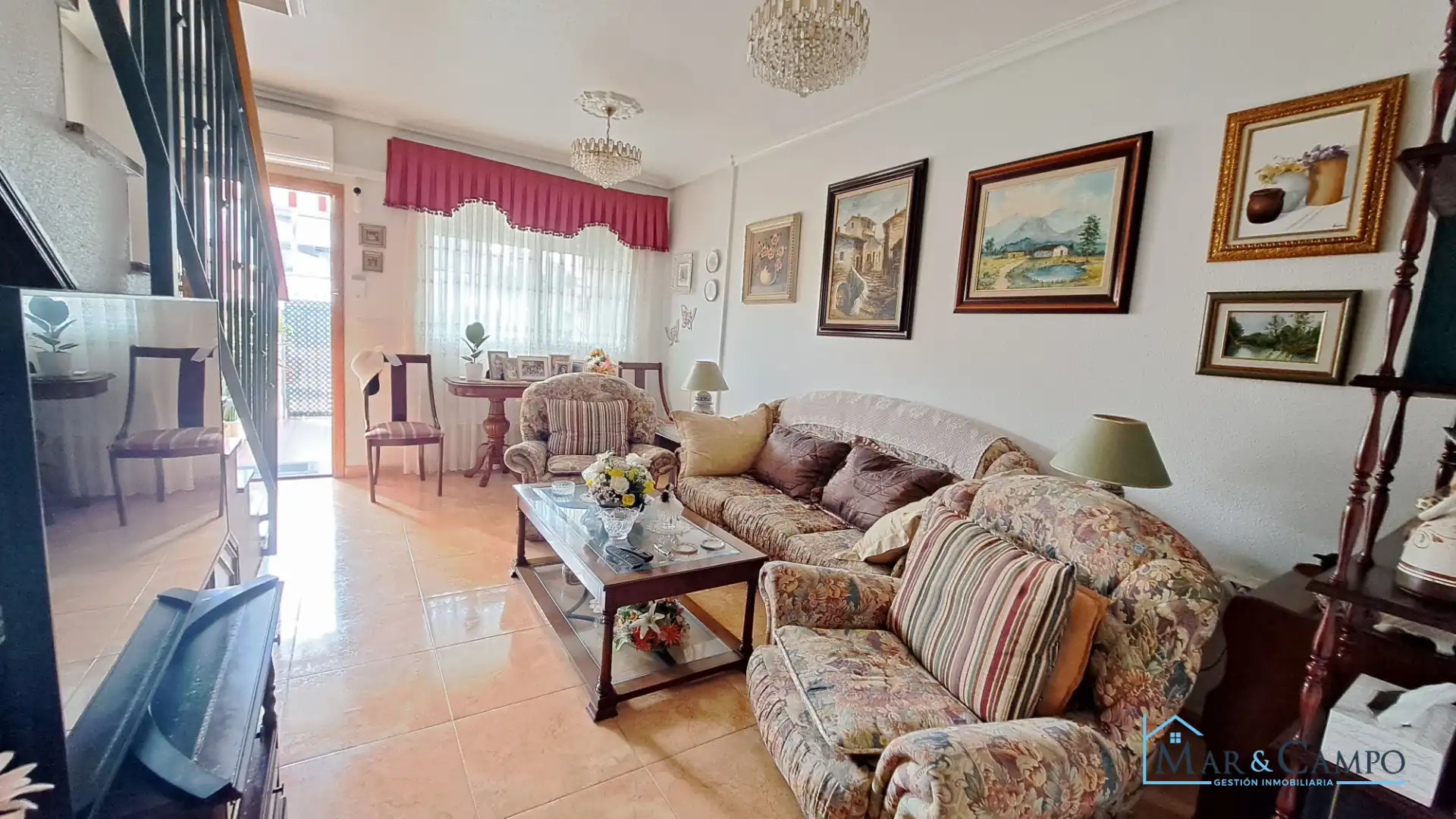 Sala d'estar de Casa adosada en venda en San Javier amb Aire condicionat, Jardí privat i Moblat