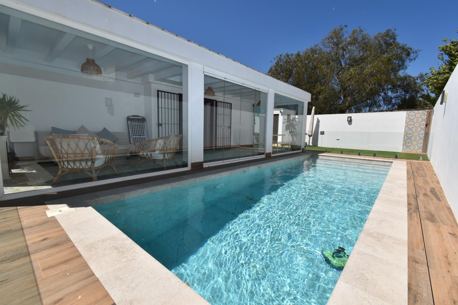 Piscina de Casa o xalet en venda en Chiclana de la Frontera amb Aire condicionat, Calefacció i Jardí privat