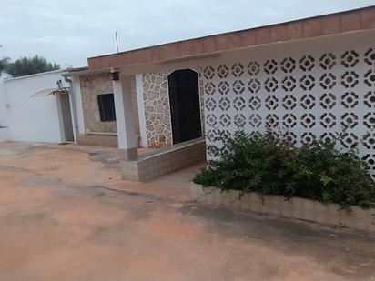 Vista exterior de Casa o xalet en venda en Moncada amb Jardí privat i Piscina