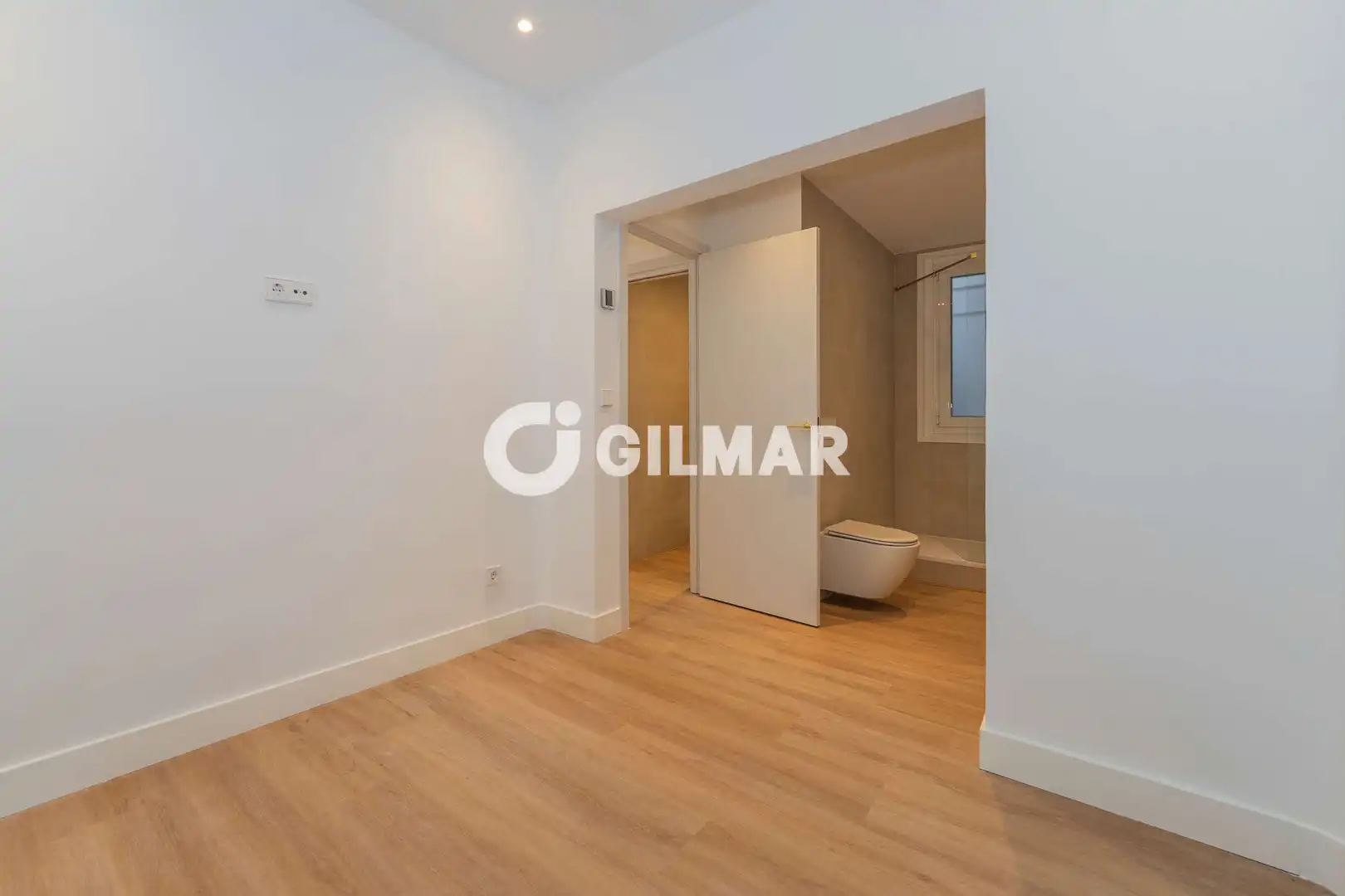 Piso en venta en Madrid con Calefacción y Amueblado
