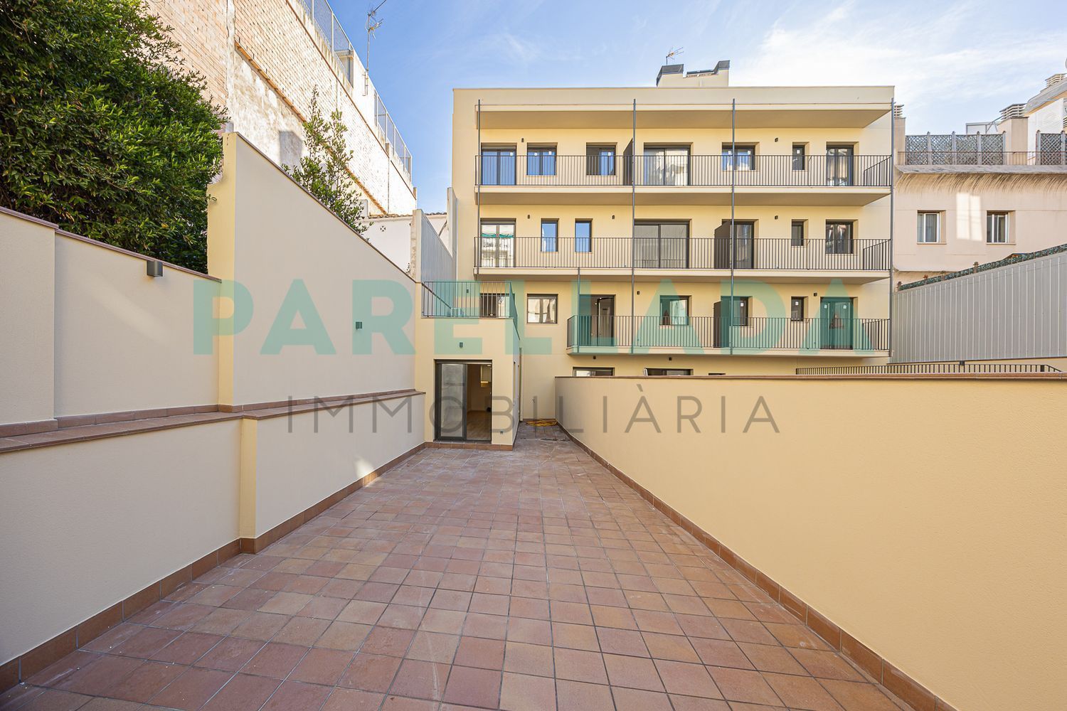 Vista exterior de Pis en venda en Badalona amb Aire condicionat i Terrassa