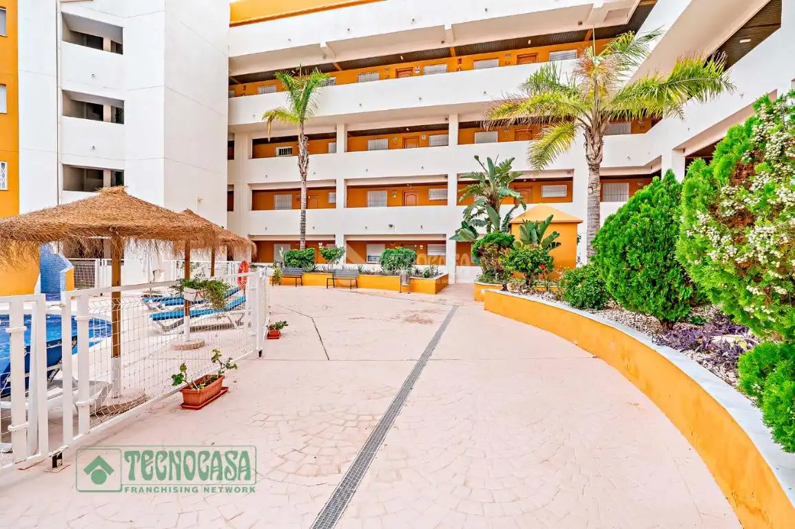Vista exterior de Piso en venta en Roquetas de Mar con Calefacción y Terraza