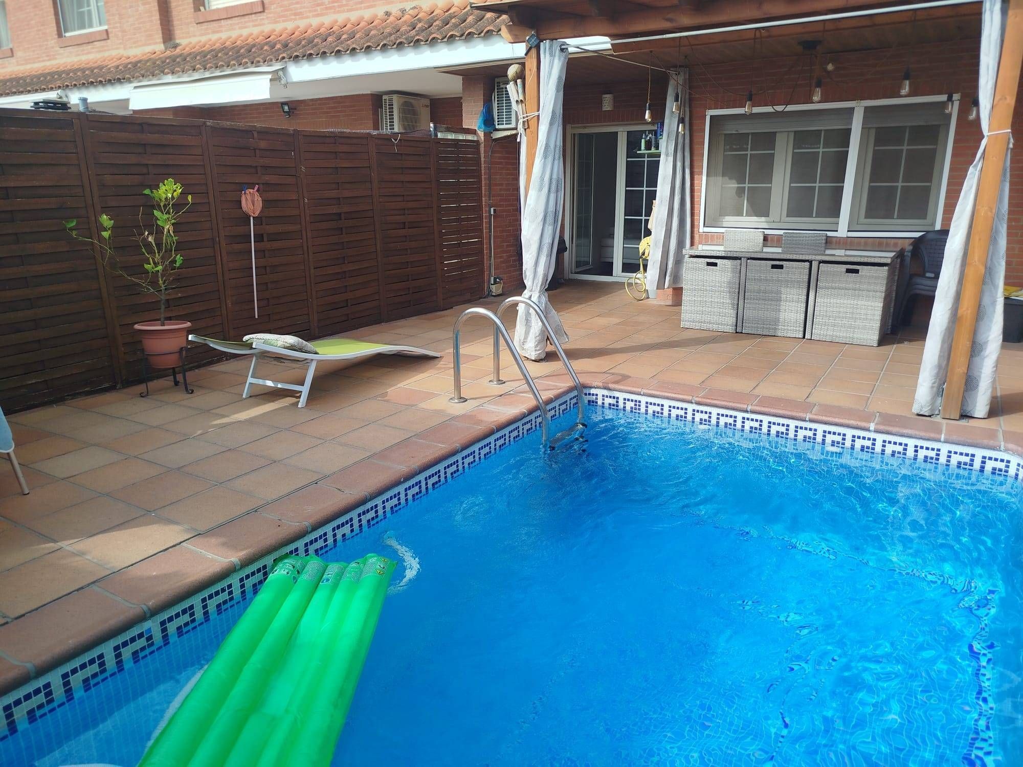 Piscina de Casa adosada en venta en Palau-solità i Plegamans