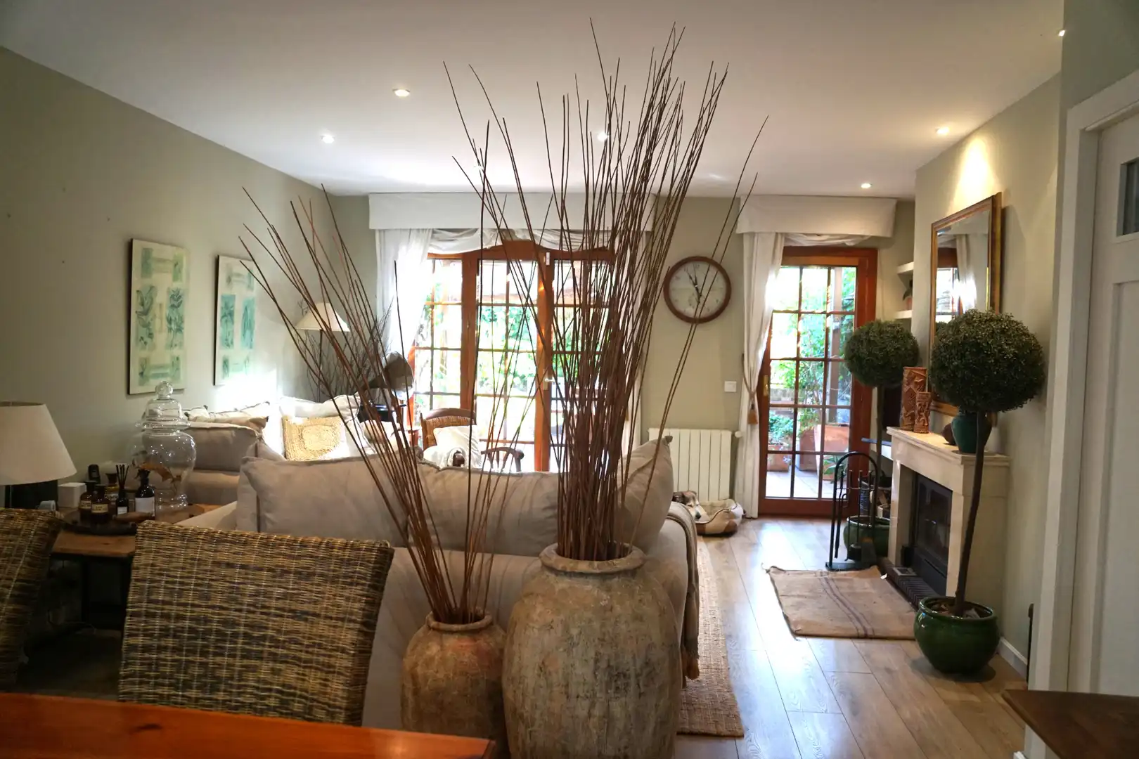 Wohnzimmer von Einfamilien-Reihenhaus zum Verkauf in Badalona mit Klimaanlage, Heizung und Privatgarten