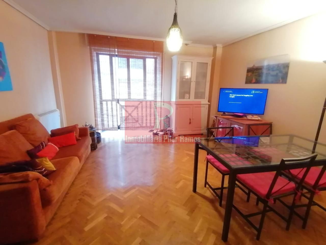 Sala d'estar de Apartament en venda en León Capital  amb Parquet, Moblat i Balcó