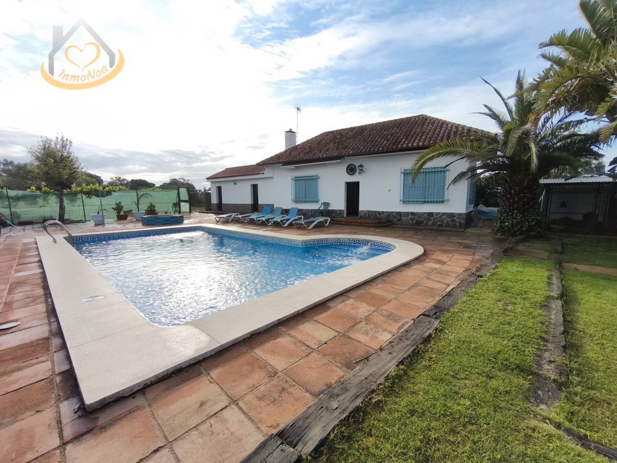 Vista exterior de Casa o xalet en venda en Cartaya amb Aire condicionat, Jardí privat i Terrassa