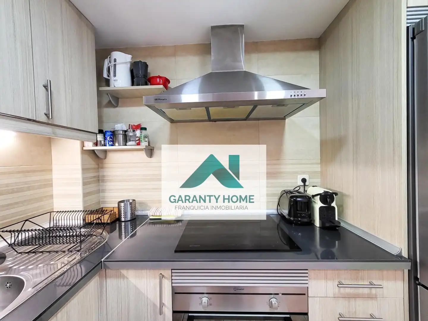 Cocina de Apartamento de alquiler en Boadilla del Monte con Aire acondicionado, Calefacción y Jardín privado