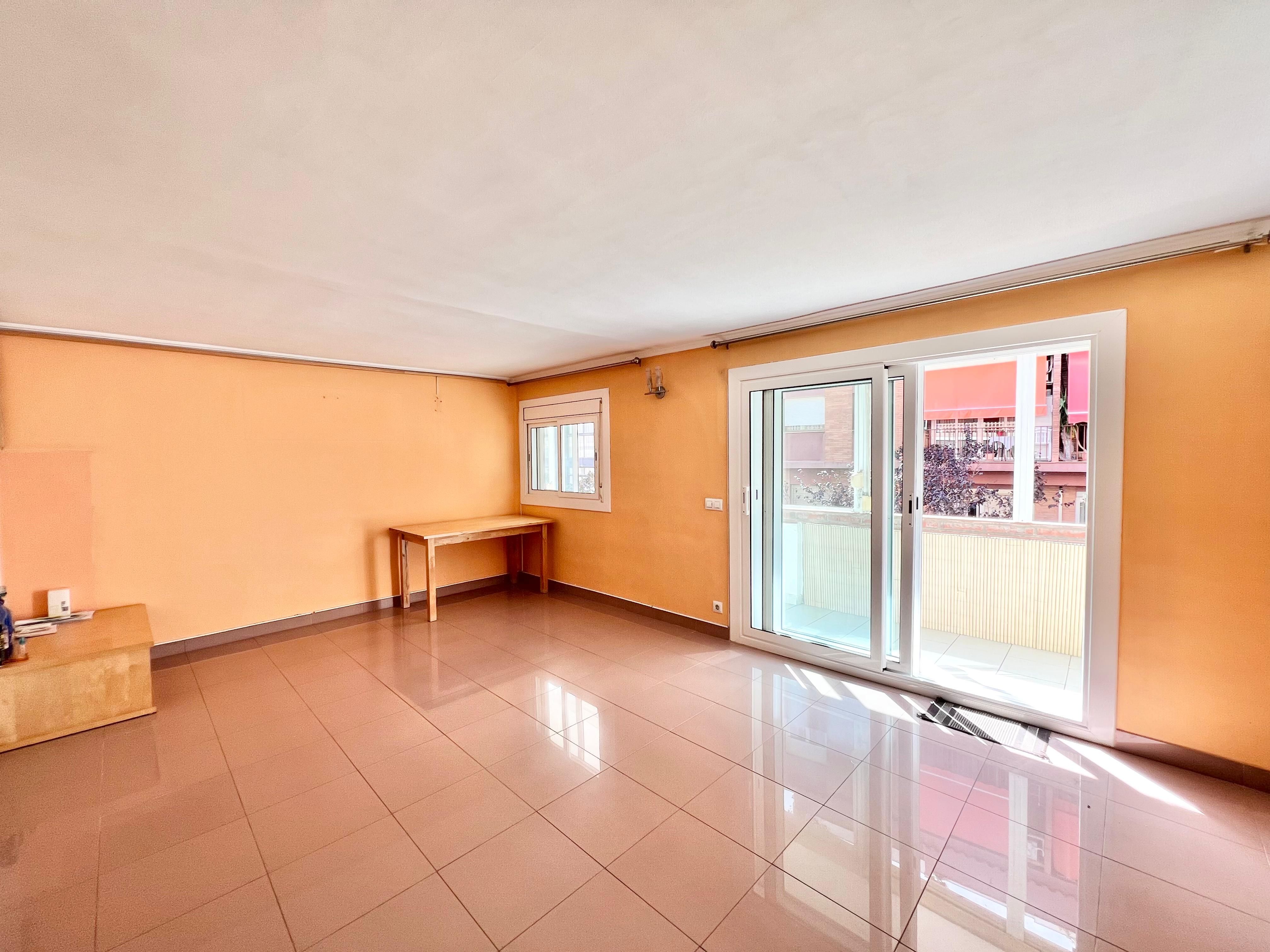 Vista exterior de Piso en venta en L'Hospitalet de Llobregat con Balcón