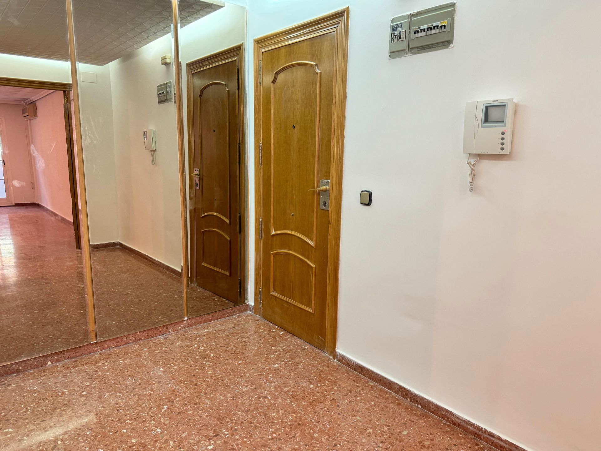 Flat for sale in  Valencia Capital  with Air Conditioner and Balcony