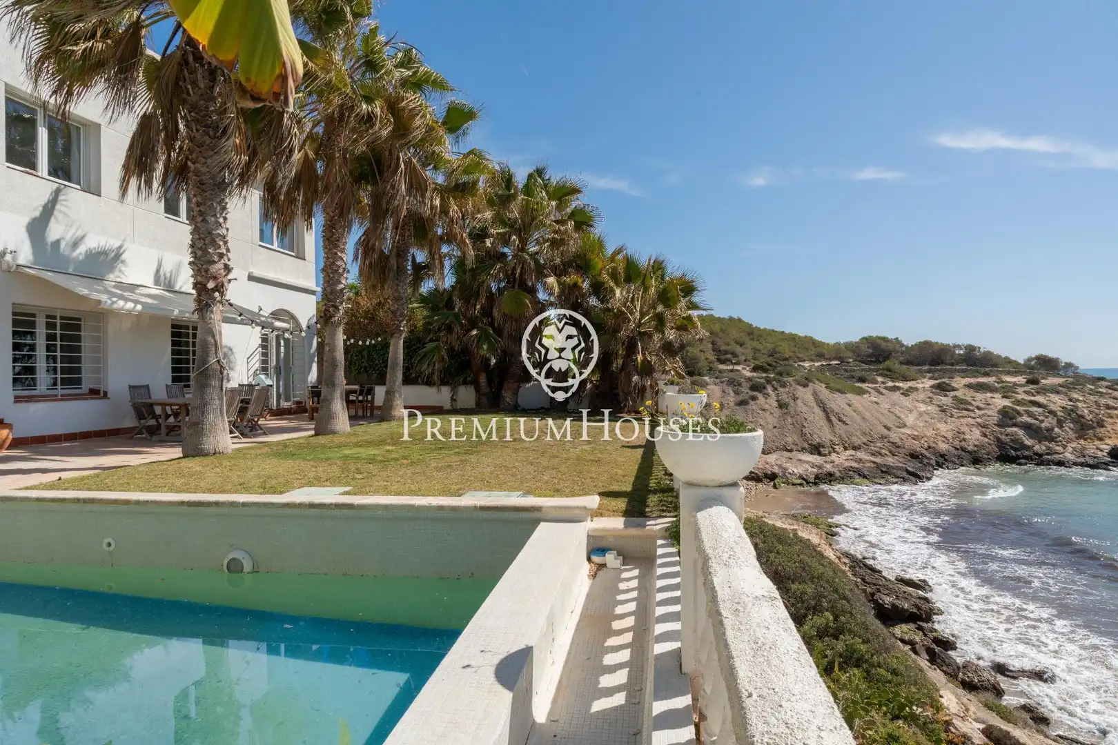 Swimming pool of Houses for sale in Vilanova i la Geltrú  with Air Conditioner, Heating and Private garden